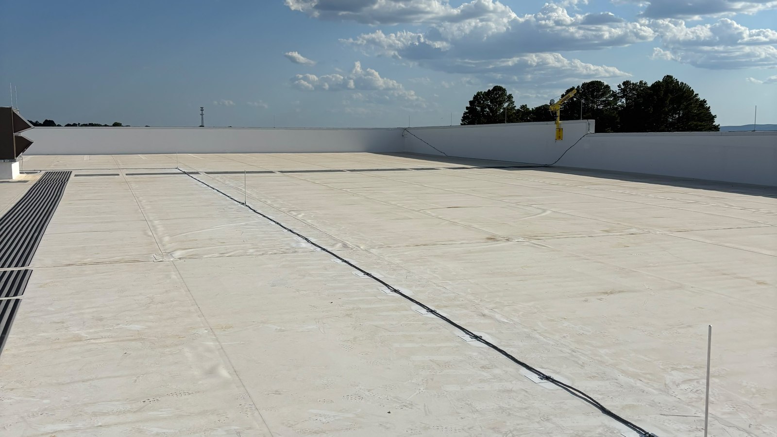 Amazon Distribution Facility roof and conductor network